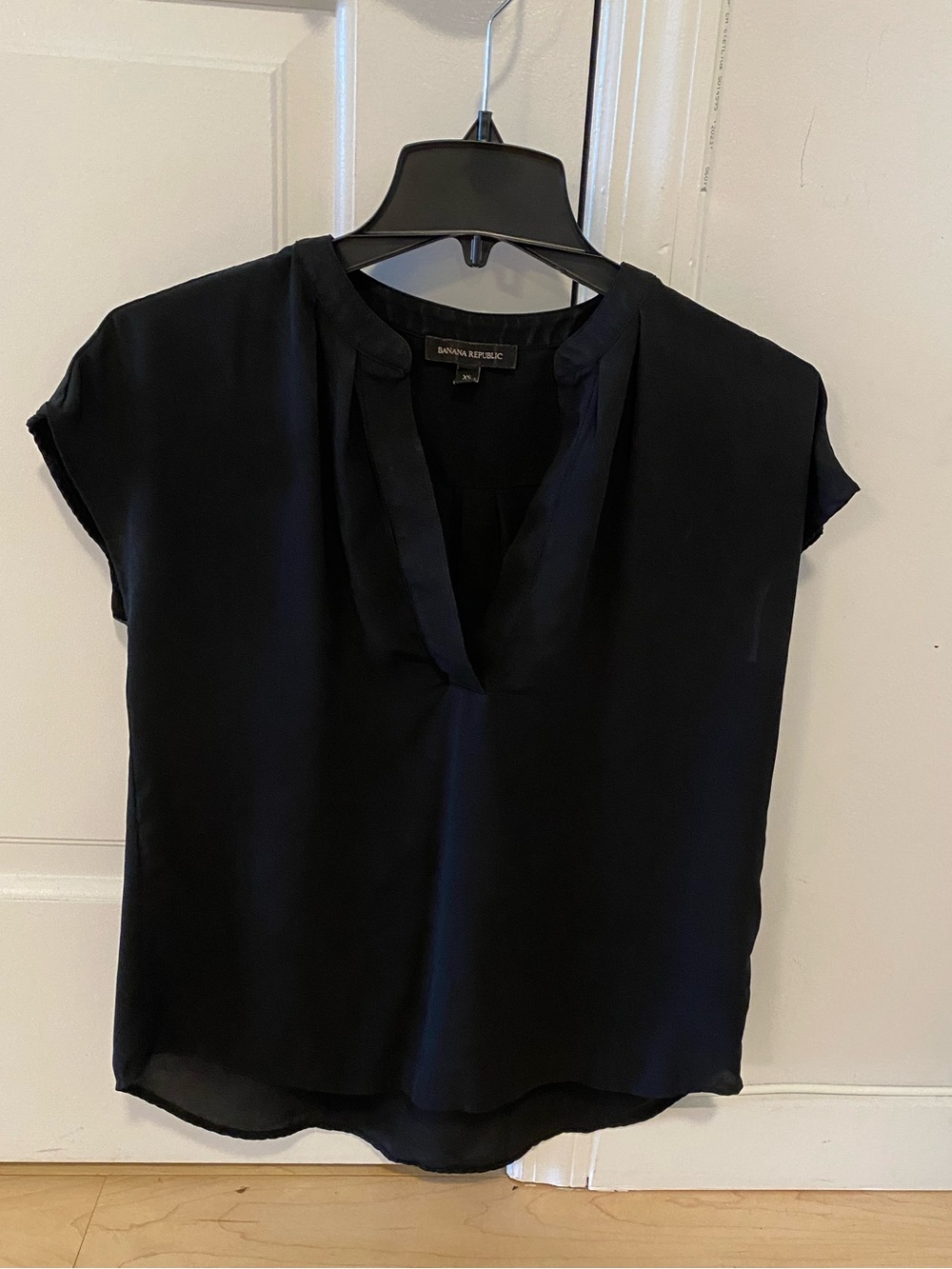 Banana Republic Black Split Neck Cap Sleeve Top Size XS Workwear Office Shirt